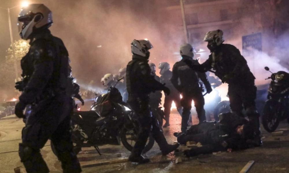 Επεισόδια στη Νέα Σμύρνη: Πέντε οι τραυματίες αστυνομικοί -16 συλλήψεις και 11 προσαγωγές